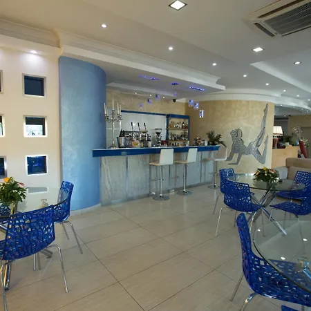 The Queen Hotel 4*